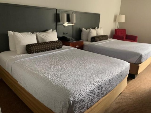 Days Inn by Wyndham Great Lakes - N. Chicago image 15