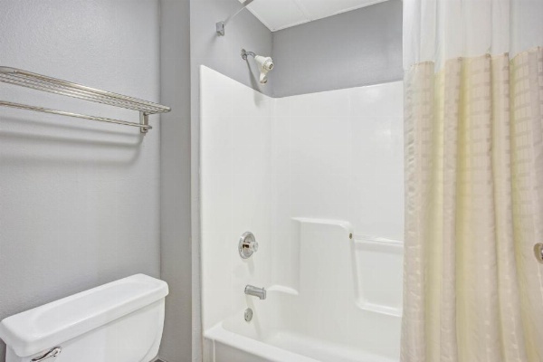 Days Inn by Wyndham Great Lakes - N. Chicago image 20