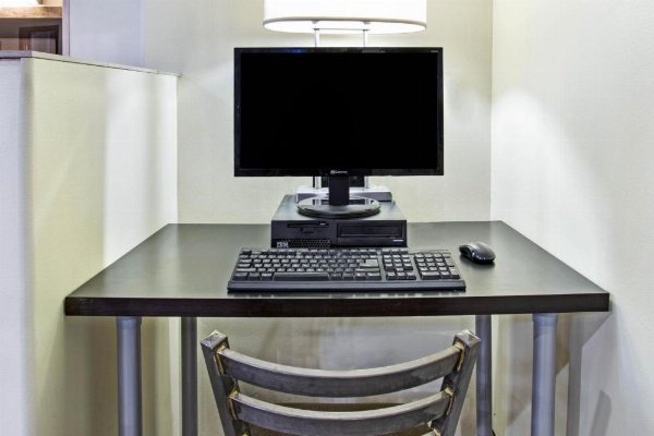 Days Inn by Wyndham Great Lakes - N. Chicago image 21