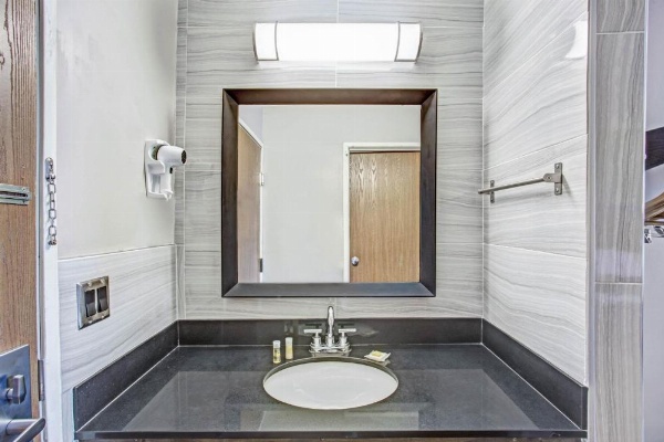 Days Inn by Wyndham Great Lakes - N. Chicago image 23